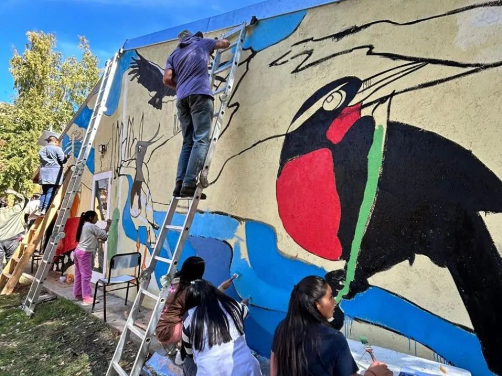 La comunidad escolar de la Escuela Primaria Rural 278 inauguró un gran mural 