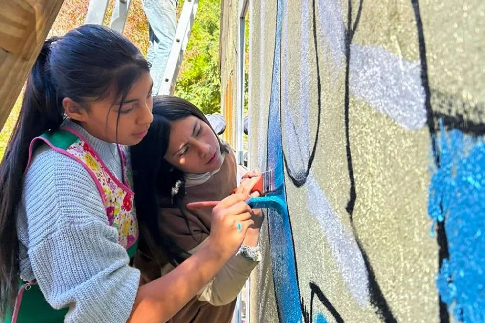 La comunidad escolar de la Escuela Primaria Rural 278 inauguró un gran mural 