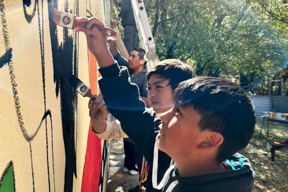 La comunidad escolar de la Escuela Primaria Rural 278 inauguró un gran mural 