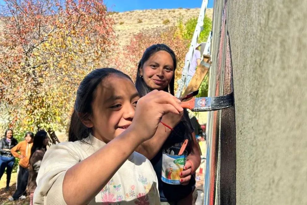 La comunidad escolar de la Escuela Primaria Rural 278 inauguró un gran mural 