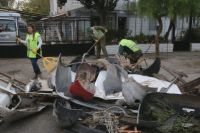 Los operativos de limpieza municipales no paran: trabajan de día y de noche en distintos puntos de la ciudad