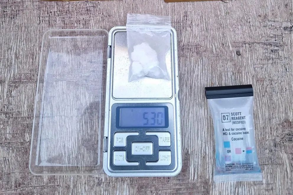 Fueron por una estafa y hallaron drogas