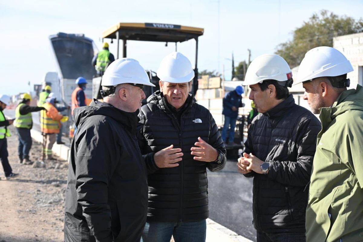 Gaido puso en marcha el asfalto de la Gran Avenida a menos de tres meses de iniciada la obra en Neuquén