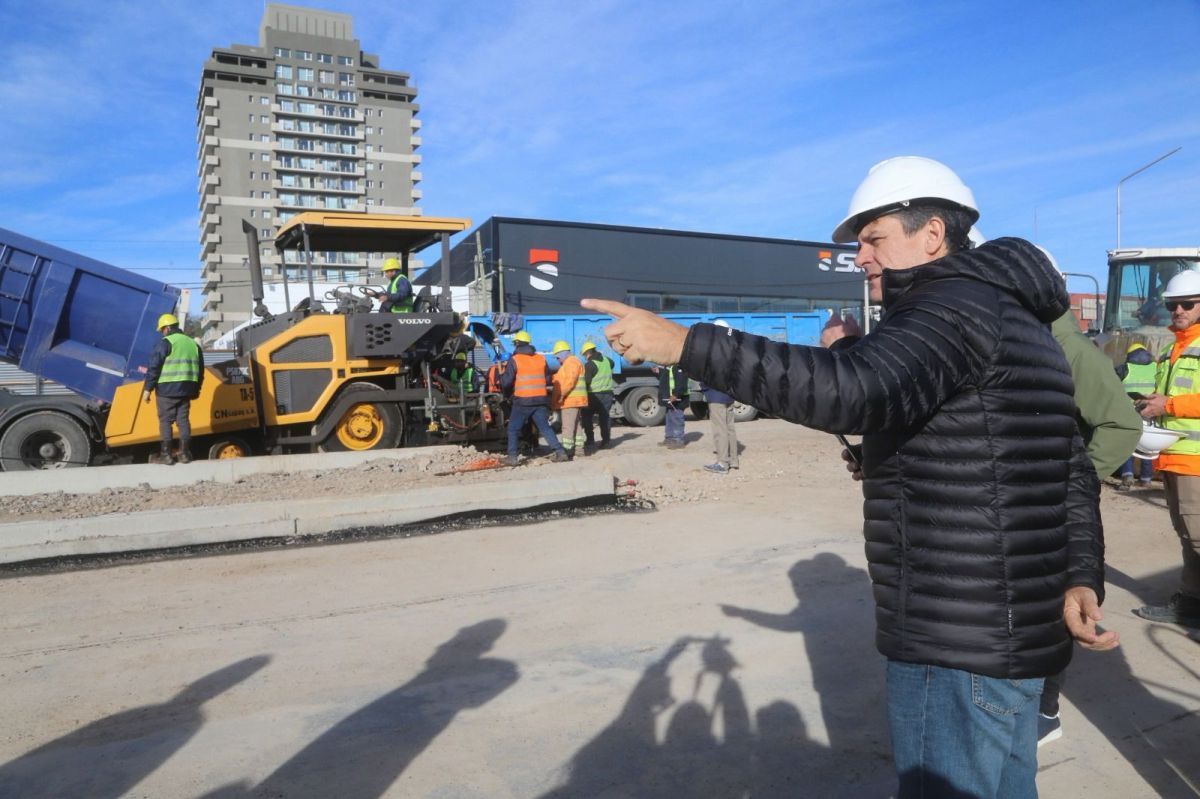 Gaido puso en marcha el asfalto de la Gran Avenida a menos de tres meses de iniciada la obra en Neuquén