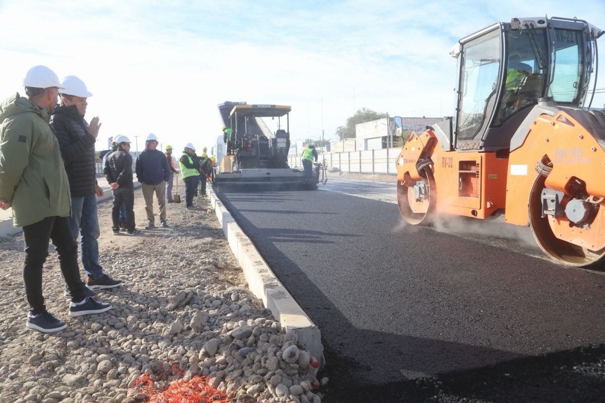 Gaido puso en marcha el asfalto de la Gran Avenida a menos de tres meses de iniciada la obra en Neuquén