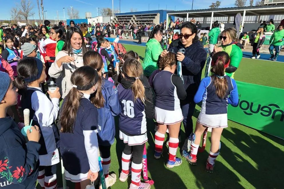 Más de mil niños y niñas colmaron el Encuentro de Hockey Social y Federado en Ciudad Deportiva