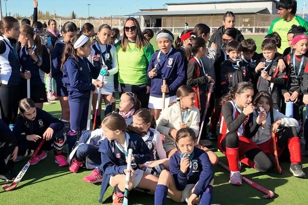 Más de mil niños y niñas colmaron el Encuentro de Hockey Social y Federado en Ciudad Deportiva