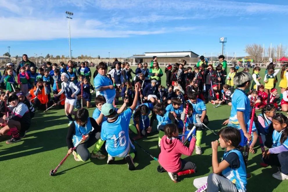 Más de mil niños y niñas colmaron el Encuentro de Hockey Social y Federado en Ciudad Deportiva