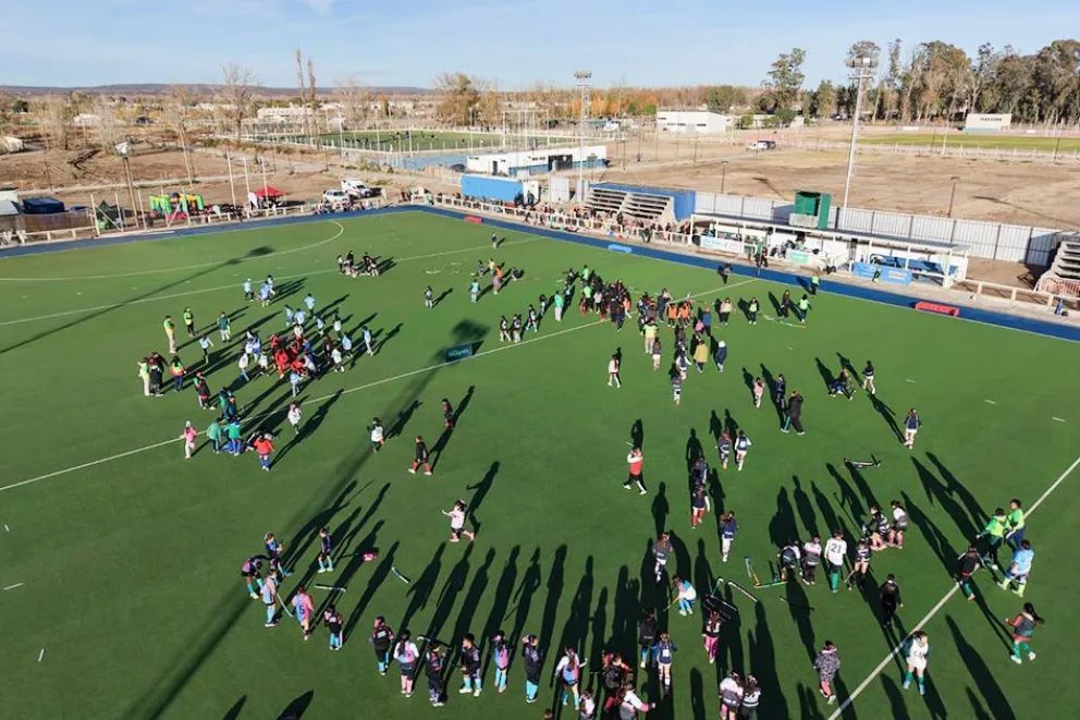 Más de mil niños y niñas colmaron el Encuentro de Hockey Social y Federado en Ciudad Deportiva