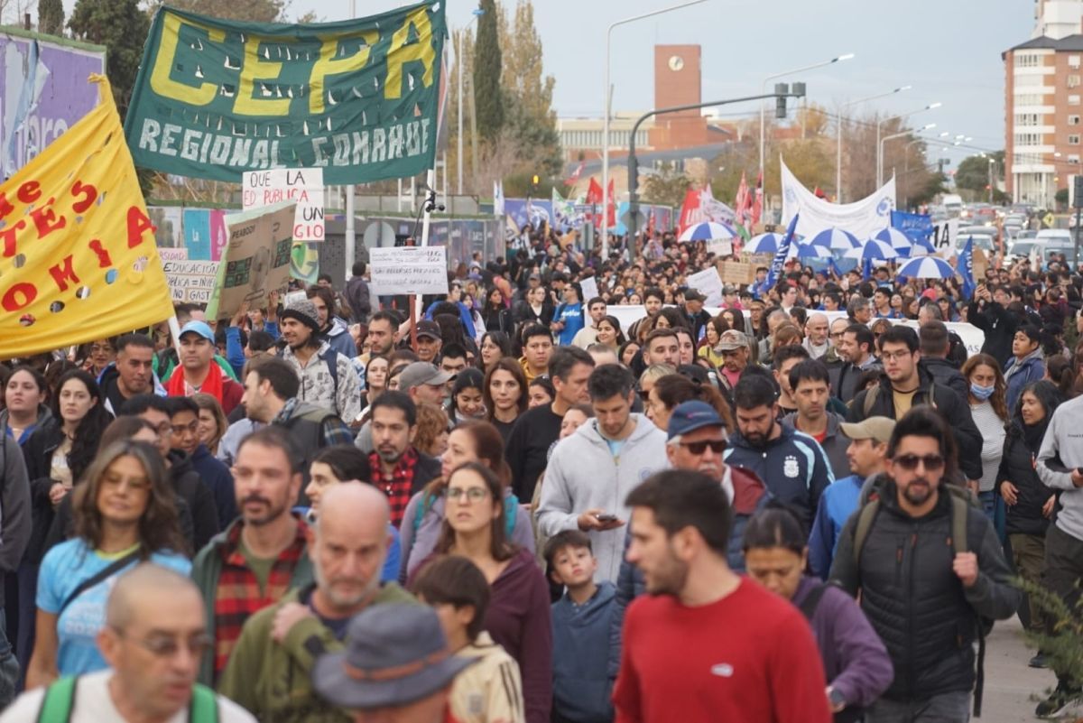 Una multitud participó de la Marcha Federal Universitaria en Neuquén 