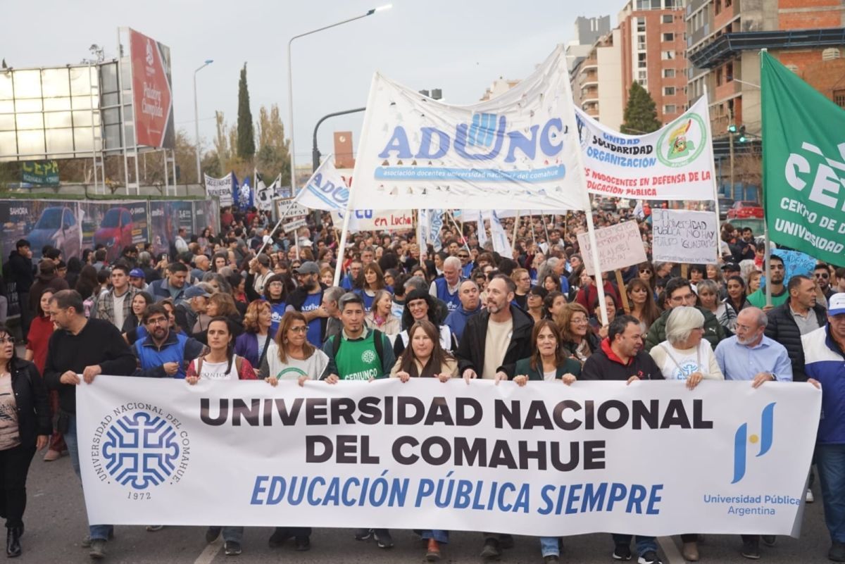 Una multitud participó de la Marcha Federal Universitaria en Neuquén 