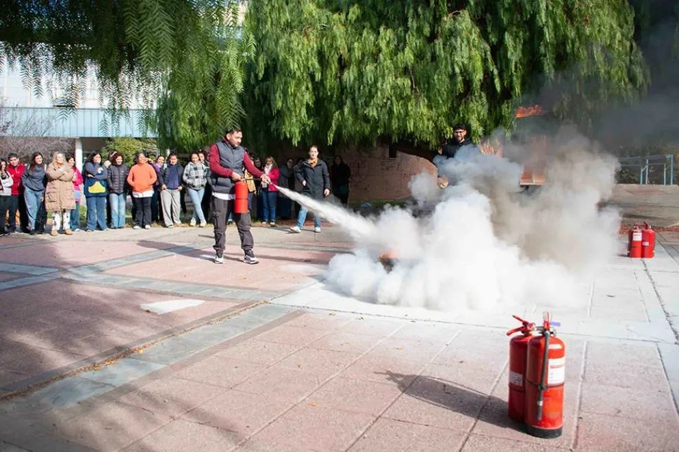 Siguen las capacitaciones en uso de extintores y evacuación