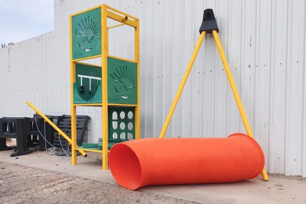 Entregaron mobiliario fabricado con plástico reciclado para espacios públicos