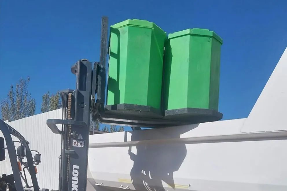 Entregaron mobiliario fabricado con plástico reciclado para espacios públicos