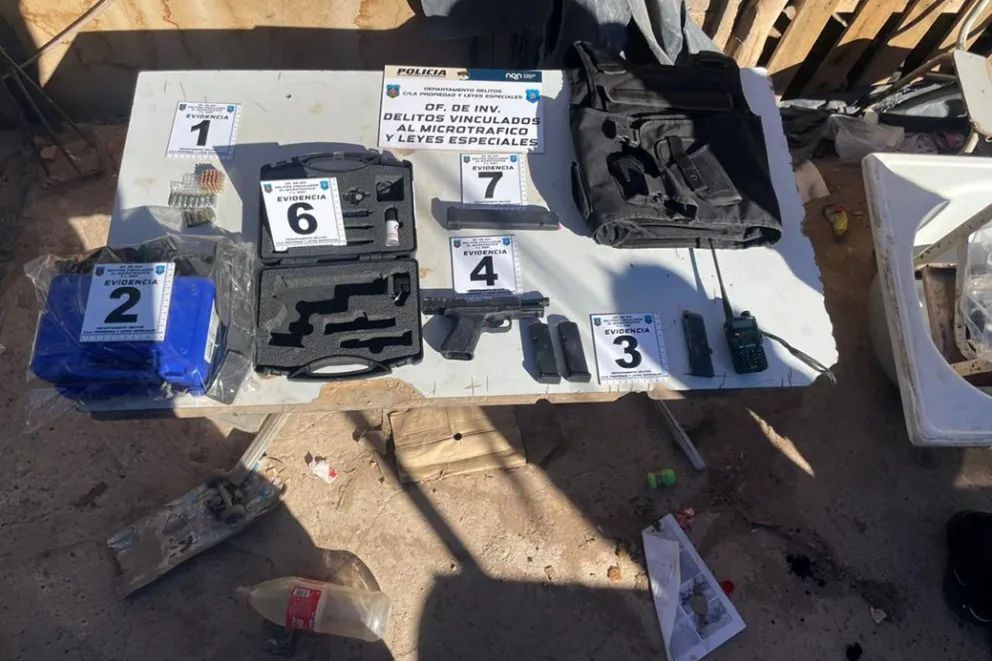  Los allanaron tras una "caravana de motos, cortes y disparos": Secuestraron cocaína, dinero y un arma 