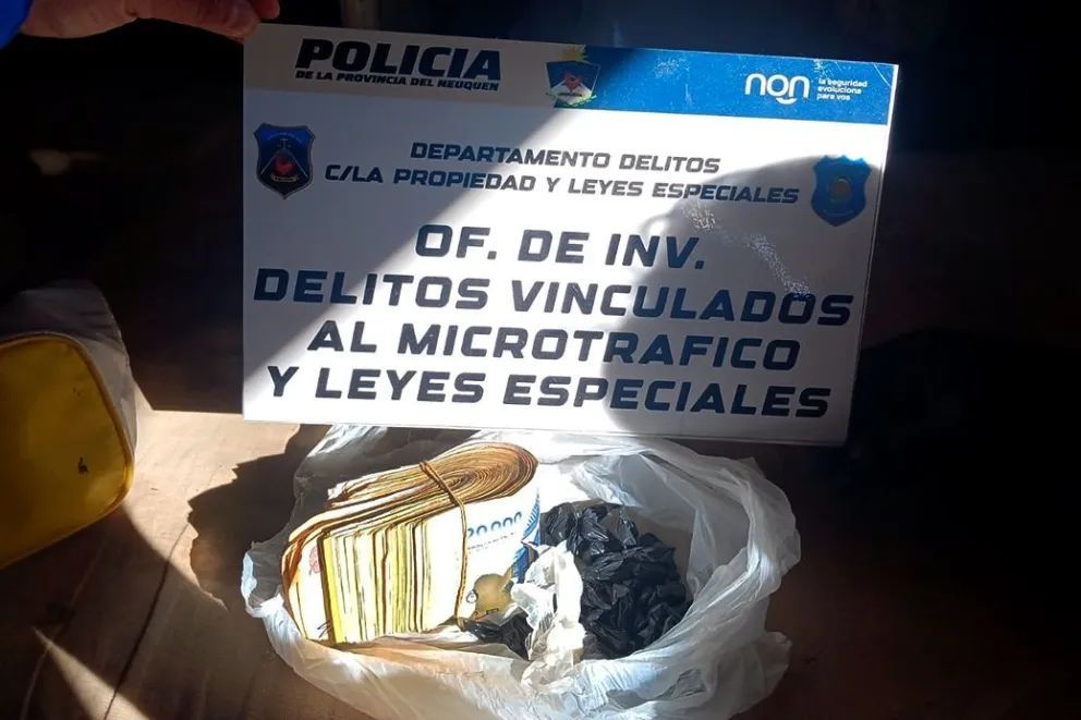  Los allanaron tras una "caravana de motos, cortes y disparos": Secuestraron cocaína, dinero y un arma 