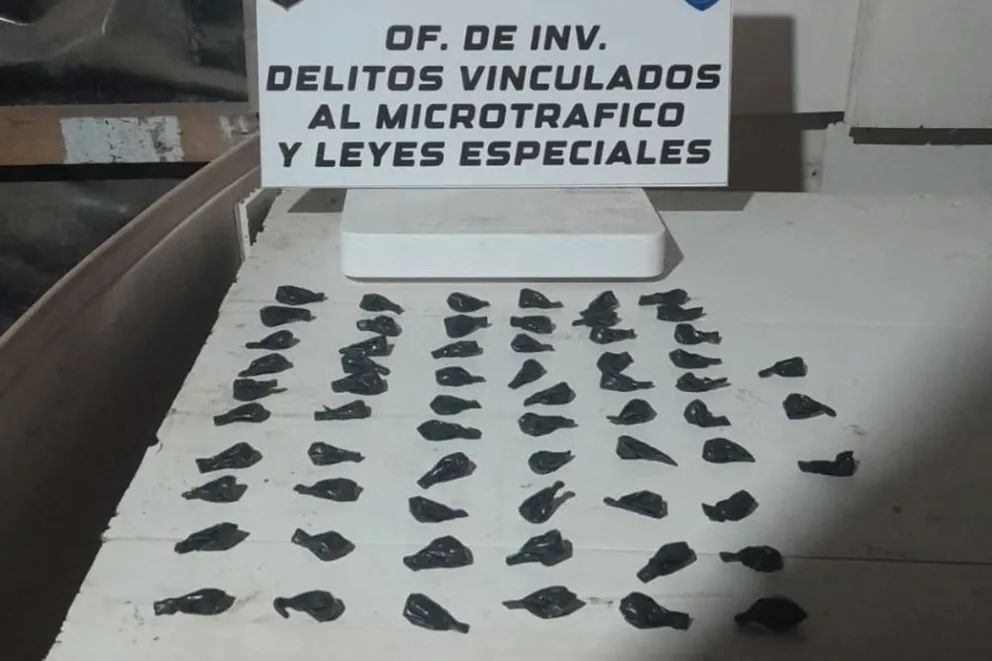 Los allanaron tras una "caravana de motos, cortes y disparos": Secuestraron cocaína, dinero y un arma 