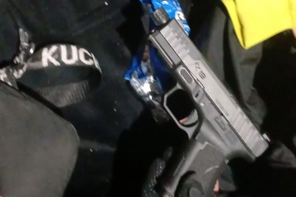  Los allanaron tras una "caravana de motos, cortes y disparos": Secuestraron cocaína, dinero y un arma 