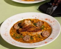 La Terrazza de Casa Zarautz celebra el 25 de Mayo con un menú patrio entre fuegos, locro y sobremesas en Palermo