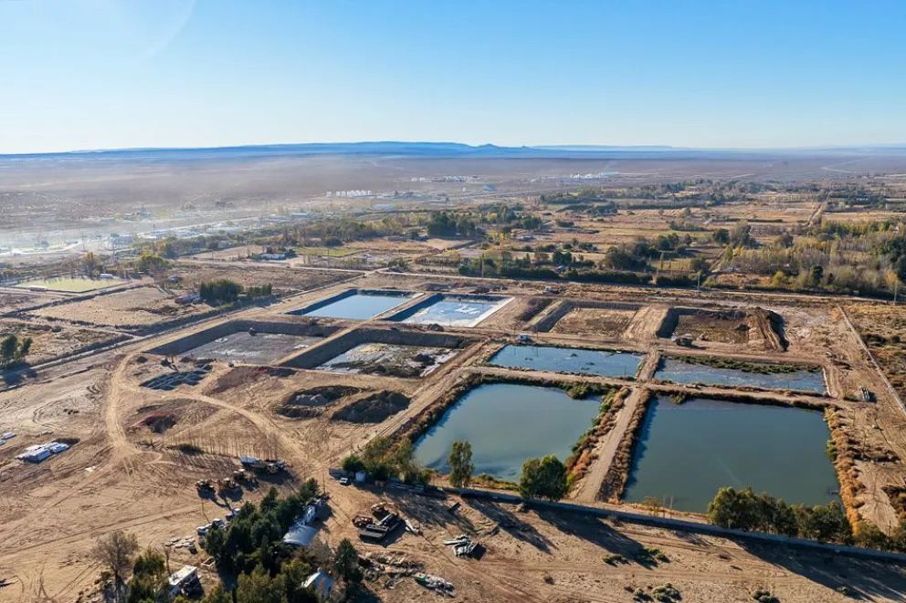 La Comarca Petrolera avanza en la readecuación de sus lagunas de tratamiento cloacal