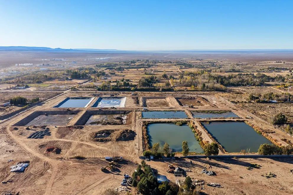 La Comarca Petrolera avanza en la readecuación de sus lagunas de tratamiento cloacal