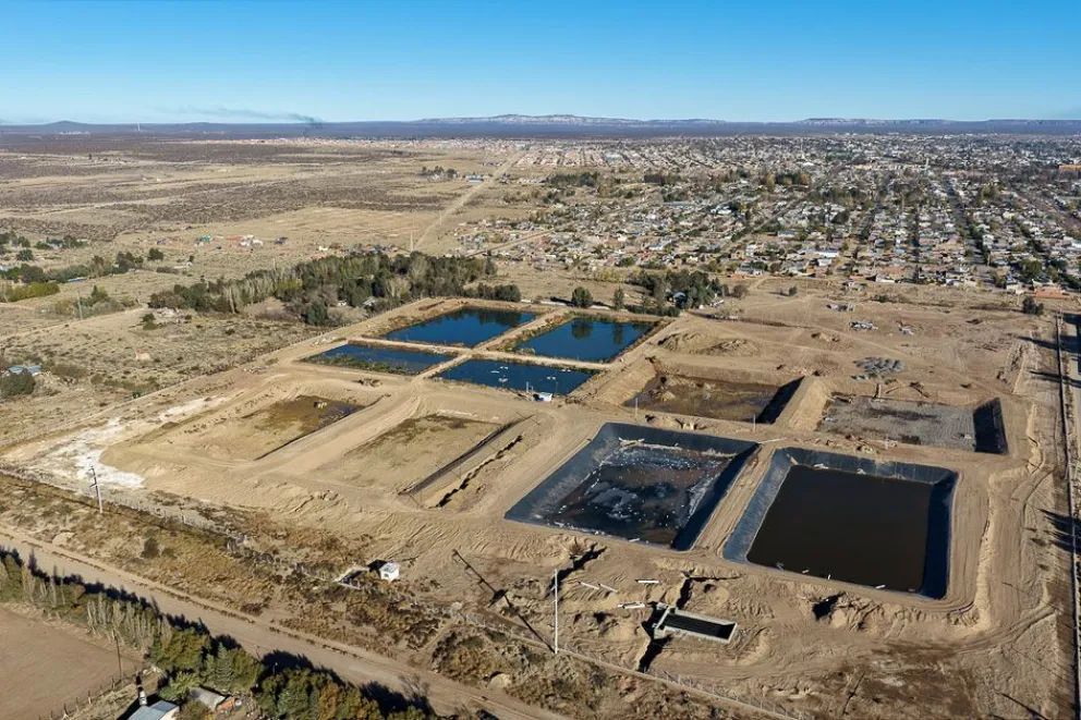 La Comarca Petrolera avanza en la readecuación de sus lagunas de tratamiento cloacal