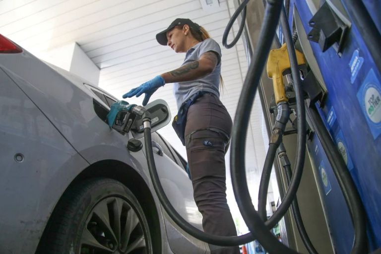 La recaudación por combustibles es la que más creció en la gestión Milei, pero los recursos no van a rutas