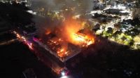 Voraz incendio en el depósito de un supermercado en Cipolletti