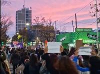 Una multitud volvió a marchar en Neuquén por"Ni una Menos"