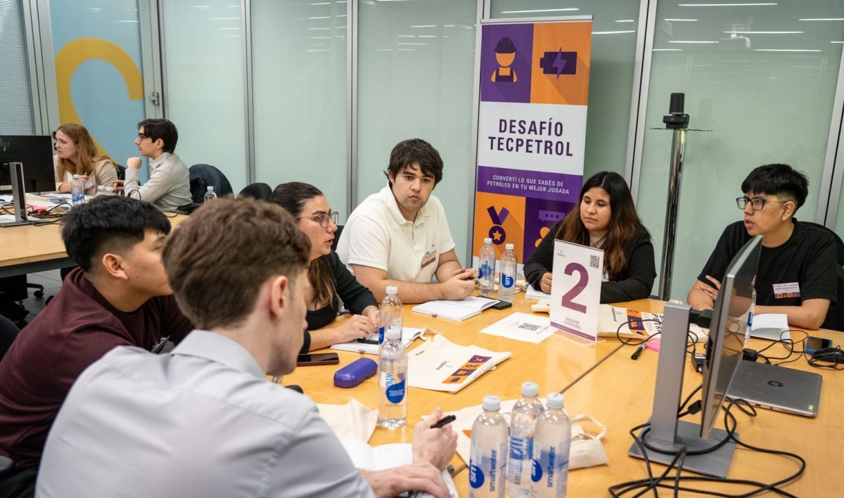Estudiantes de Ingeniería en Petróleo de todo el país participaron de Desafío Tecpetrol, tomando decisiones operativas en tiempo real