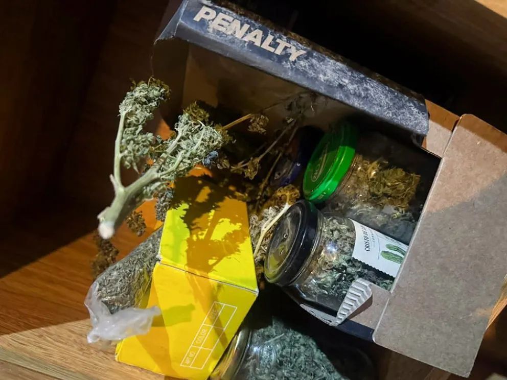 Secuestraron en Centenario casi dos kilos de cannabis, un arma de fuego y bicis robadas