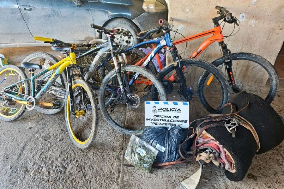 Secuestraron en Centenario casi dos kilos de cannabis, un arma de fuego y bicis robadas