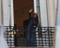 A un año de ser condenada, Cristina Kirchner salió al balcón 