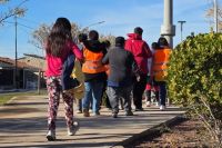 Con caminatas, promueven la inclusión de jóvenes y adolescentes