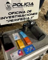 Dieron con un auto robado, tarjetas y tecnología durante un allanamiento