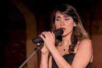 Una cantanta iraní fue condenada a 74 latigazos por cantar sin hiyab