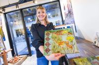 Irina Cid transforma la identidad neuquina en obras de vidrio fusionado