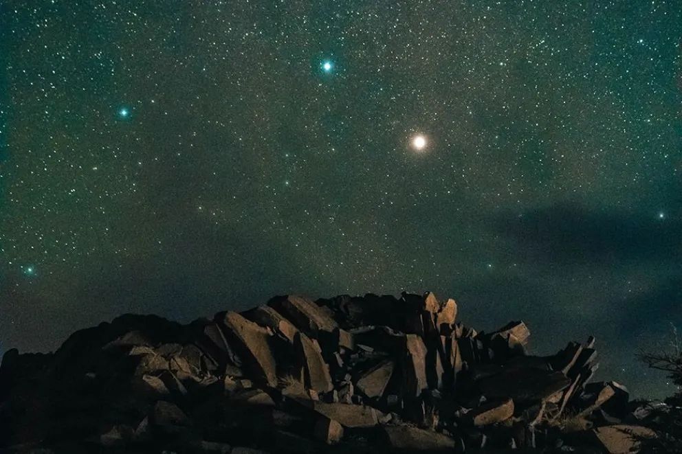 El cielo como protagonista: paisajes nocturnos que revelan otra cara de Neuquén