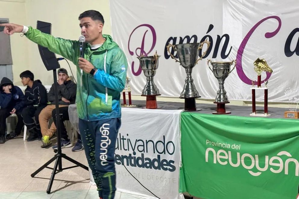 Ramón Castro recibió el Primer Campeonato Provincial de Fútbol 6 para mayores de 30