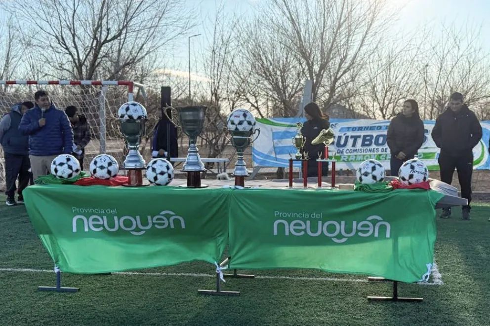 Ramón Castro recibió el Primer Campeonato Provincial de Fútbol 6 para mayores de 30