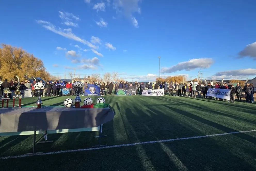 Ramón Castro recibió el Primer Campeonato Provincial de Fútbol 6 para mayores de 30
