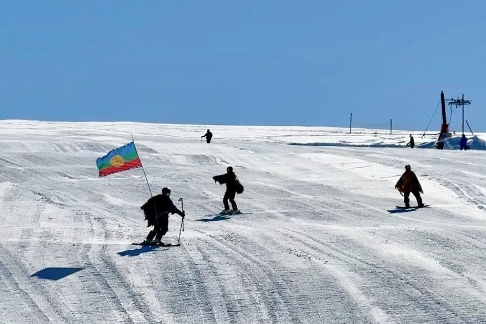 Batea Mahuida estrenó la temporada de invierno 2026 con buena nieve en sus pistas