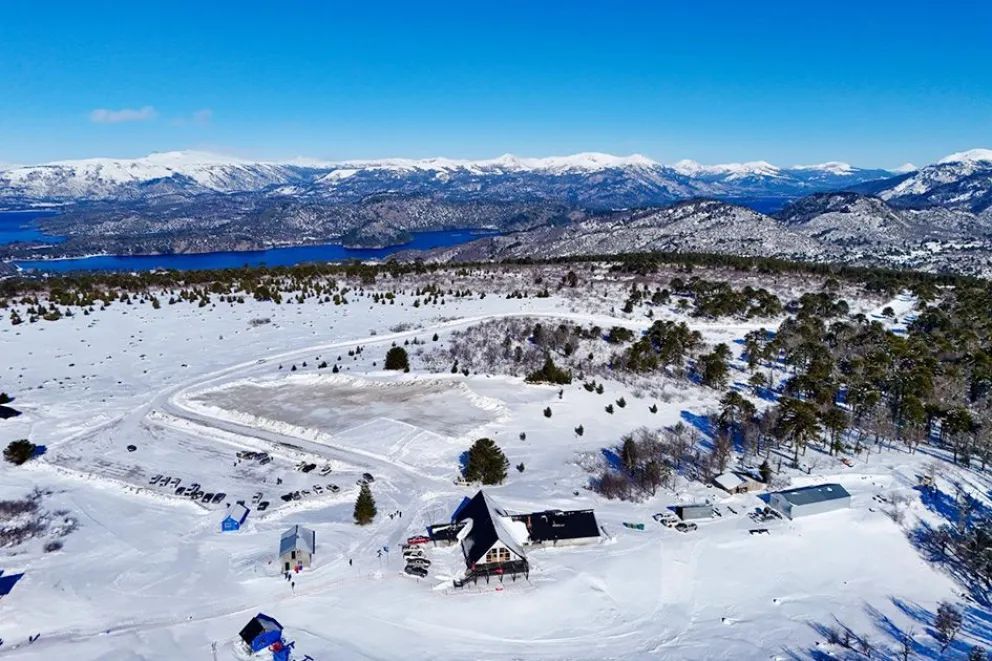 Batea Mahuida estrenó la temporada de invierno 2026 con buena nieve en sus pistas
