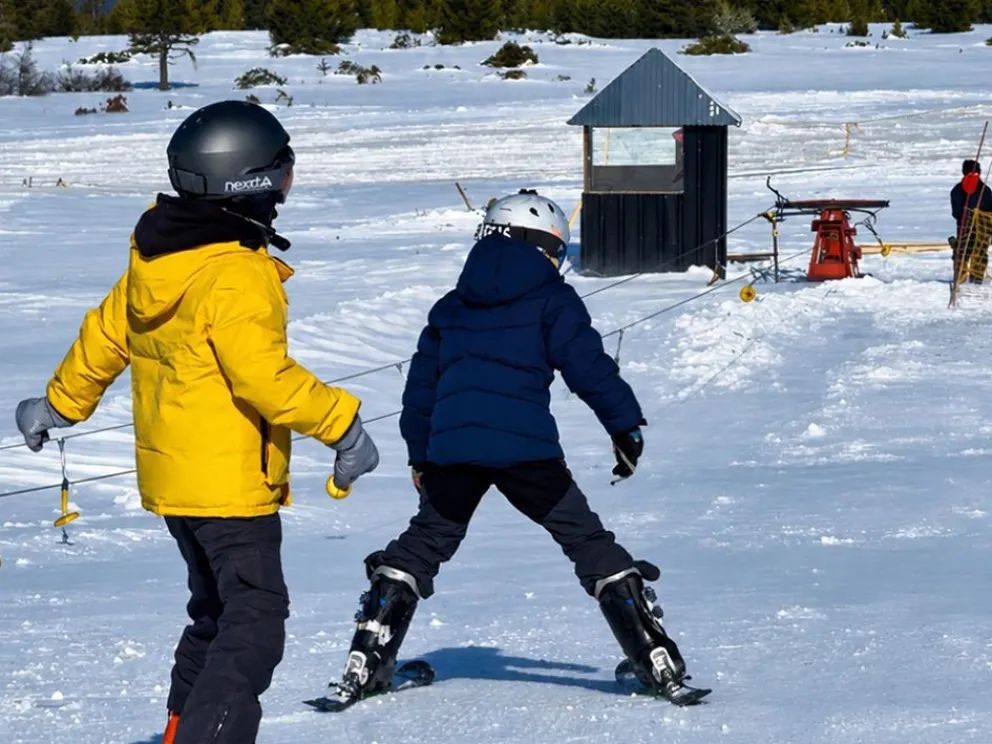 Batea Mahuida estrenó la temporada de invierno 2026 con buena nieve en sus pistas