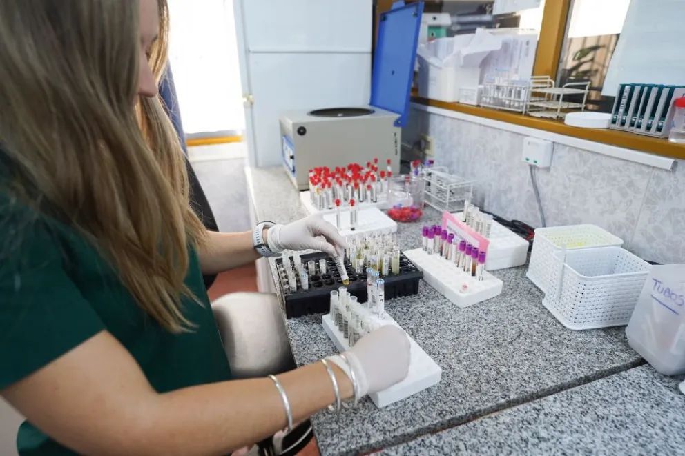 Un sistema robotizado transforma el procesamiento de análisis clínicos en el Castro Rendón