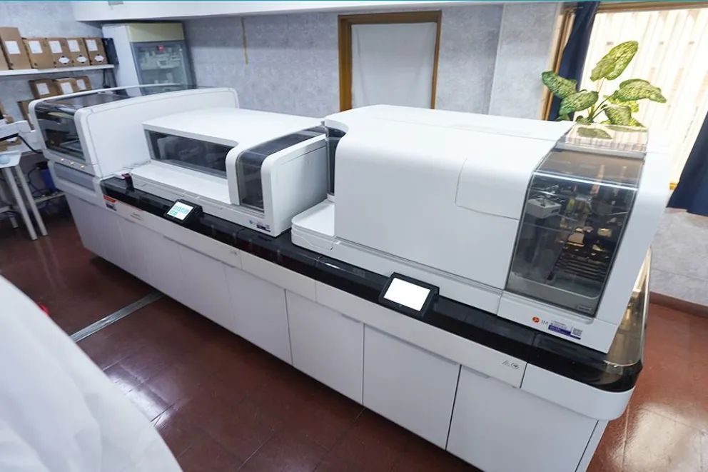 Un sistema robotizado transforma el procesamiento de análisis clínicos en el Castro Rendón
