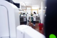 Un sistema robotizado transforma el procesamiento de análisis clínicos en el Castro Rendón