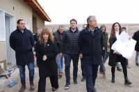 Figueroa y Gaido recorrieron el avance de 96 viviendas y aseguró: “Neuquén crece, avanza y mejora”