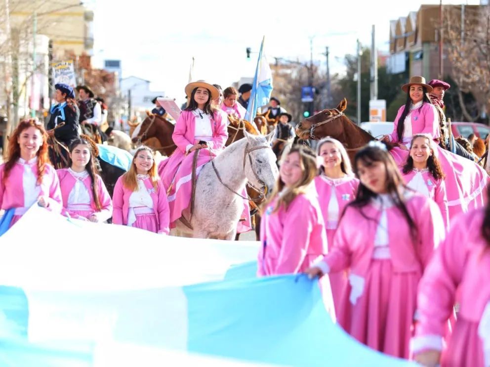 Con un multitudinario desfile, se celebró en Neuquén el Día de la Independencia Nacional