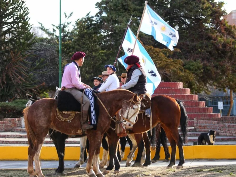 Con un multitudinario desfile, se celebró en Neuquén el Día de la Independencia Nacional